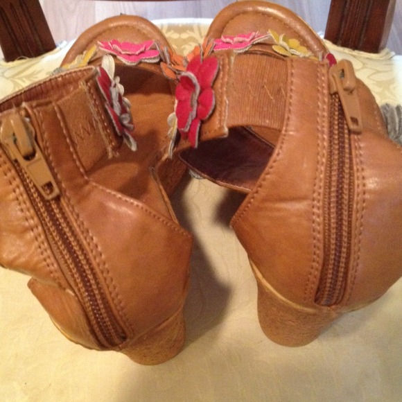 Shoes - Picture 3 of 4