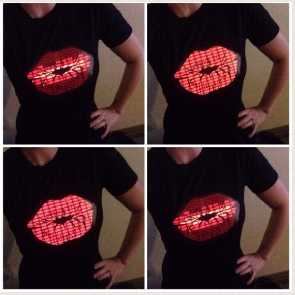 VOICE ACTIVATED LIGHT UP LIP TSHIRT!!!!! 💋