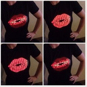 VOICE ACTIVATED LIGHT UP LIP TSHIRT!!!!! 💋
