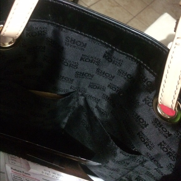 Black Shiny✨ MichaelKors Purse! - Picture 3 of 4
