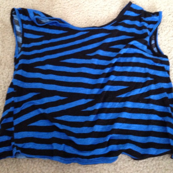 Tank with slit back