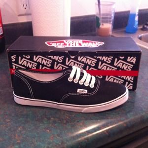 Black and white lo-pro vans