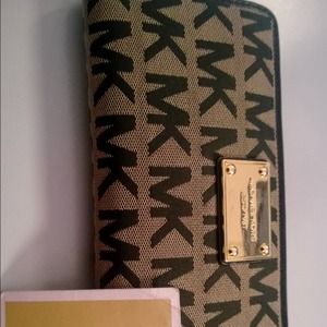 AUTHENTIC MICHAEL KORS WALLET