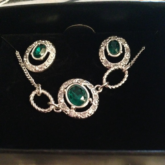 Avon Emerald Three piece gift set. - Picture 2 of 3