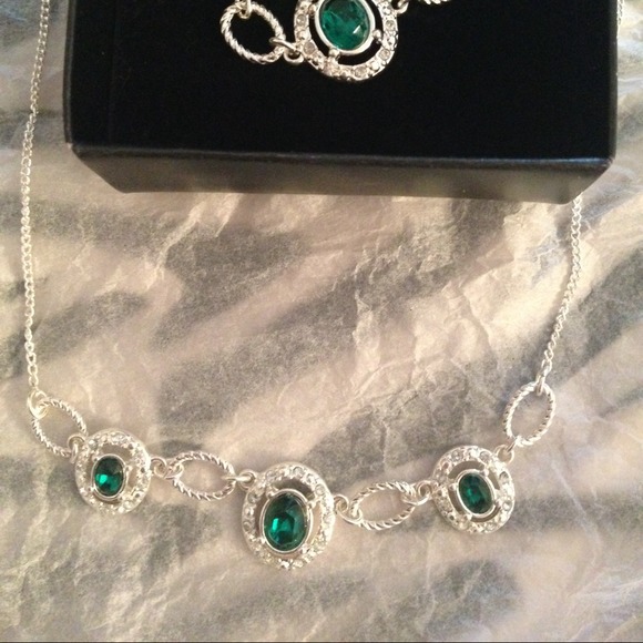 Avon Emerald Three piece gift set. - Picture 3 of 3