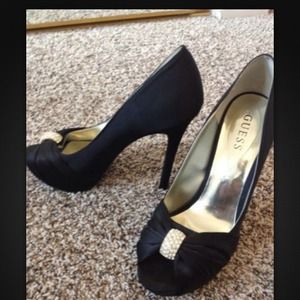 Guess pumps