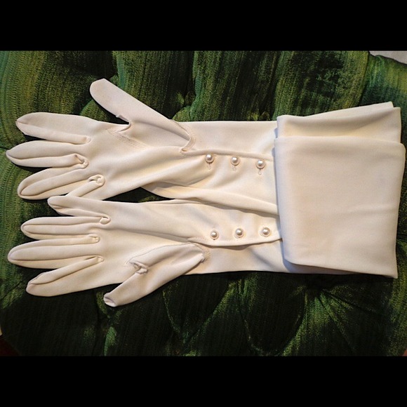 Long white opera gloves w three buttons at wrist - Picture 3 of 3