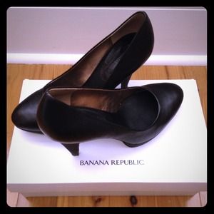 Banana black leather pumps.