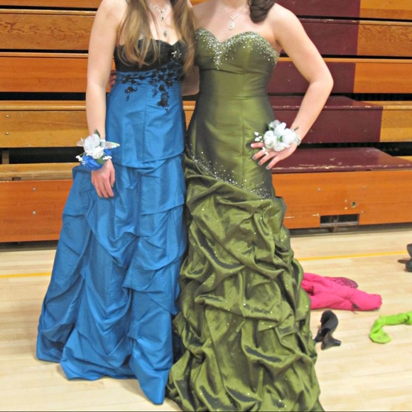 Emerald green prom dress