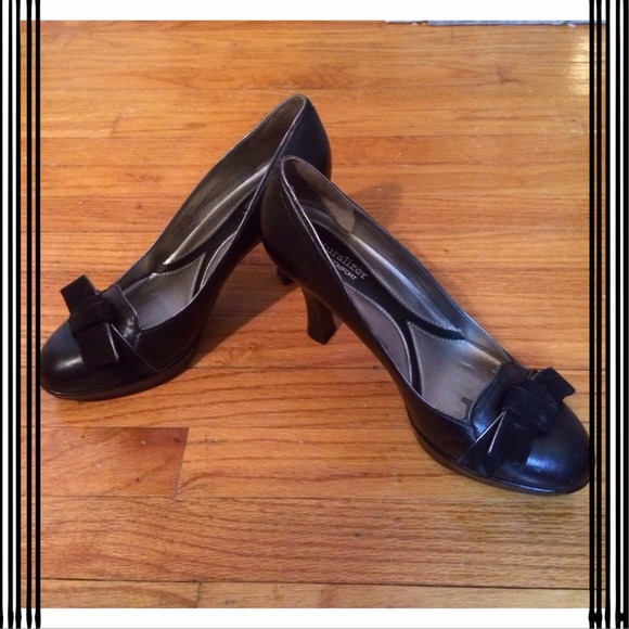 πHost Pick 5/16 Black Bow Tie Heels Size8wide - Picture 1 of 4