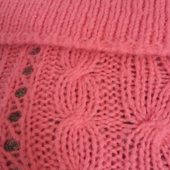 *SOLD* Hollister Snow Bunny Pink Sweater Cable - Picture 2 of 4