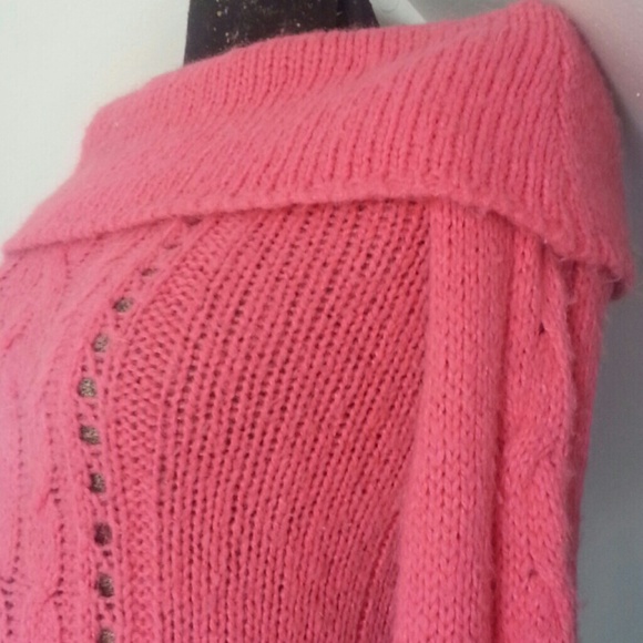 *SOLD* Hollister Snow Bunny Pink Sweater Cable - Picture 3 of 4
