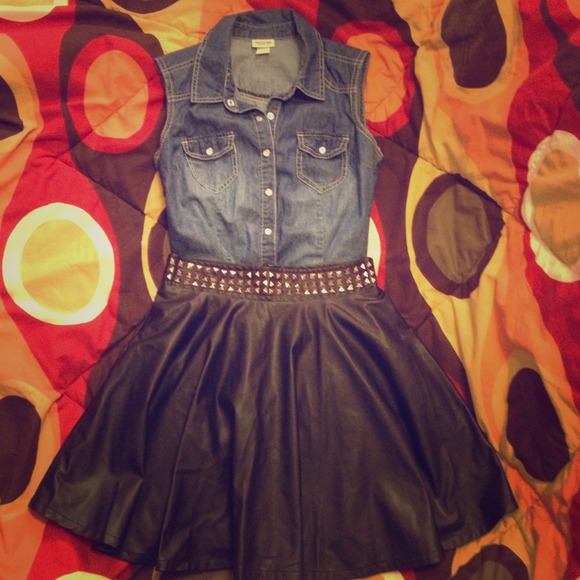 Sleeveless denim shirt