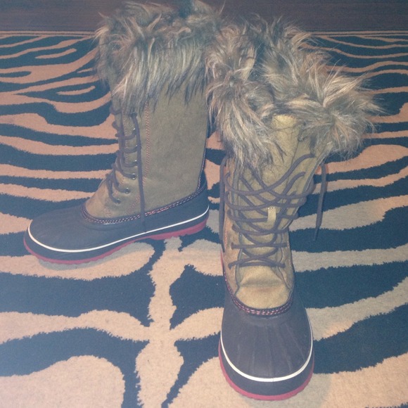 Like new Fur trim rubber boots.