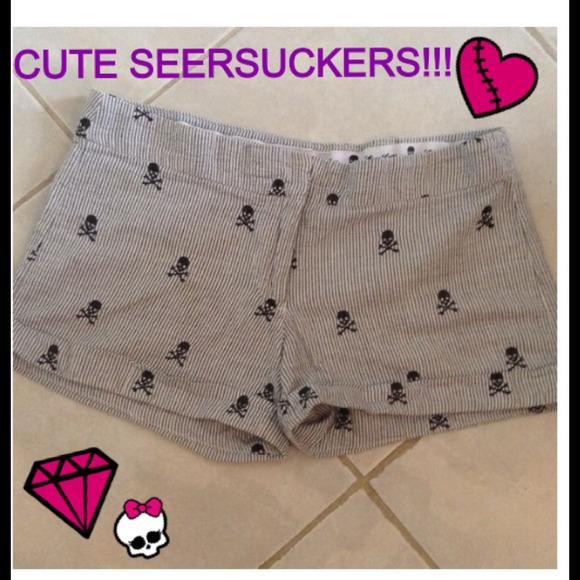 CUTE BLACK SKULL N CROSS BONE SEERSUCKER SHORTS