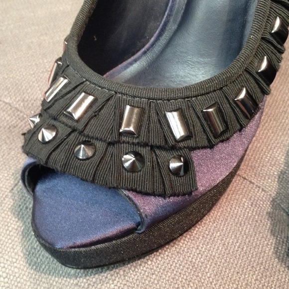 NEW Navy blue studded Tory Burch pumps