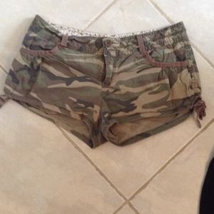 Camo shorty shorts