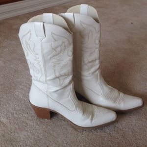 White cowgirl boots, great condition!