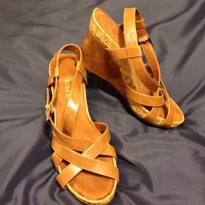 Aerosols wedged sandals