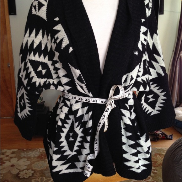 Sweaters - PRICE DROP! Aztec Geometric Black White Sweater