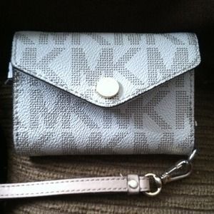 Michael Kors wristlet iPhone 4 wallet