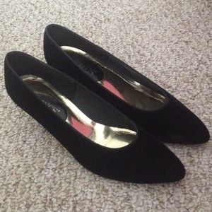 Black evening pumps
