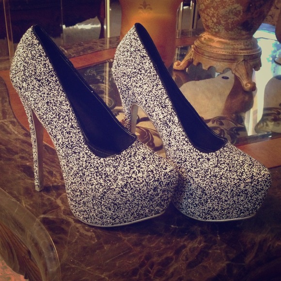 🐼Brand new white and black 6" heels🐼