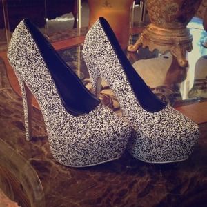 🐼Brand new white and black 6" heels🐼