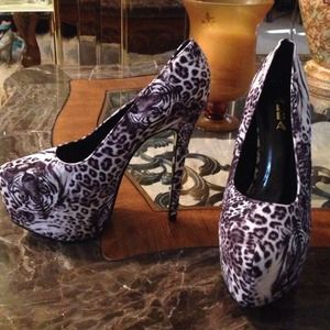 🐚Tiger print 6" heels🐚