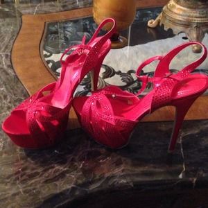 🎒 Time to run the town RED🎒 6" heels