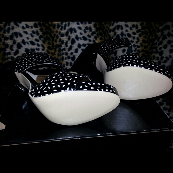 Sandals - Picture 2 of 4