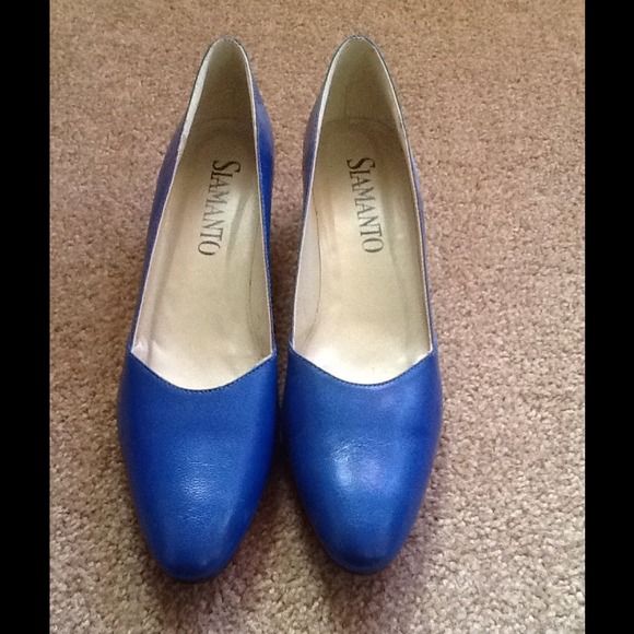 Very pretty blue shoes with small heel