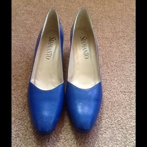 Very pretty blue shoes with small heel