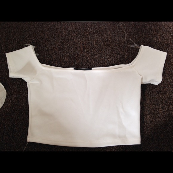 🎉SOLD🎉White off the shoulder crop top