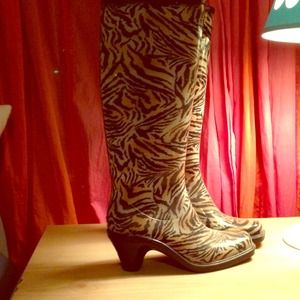 Adorable cheetah rainboots