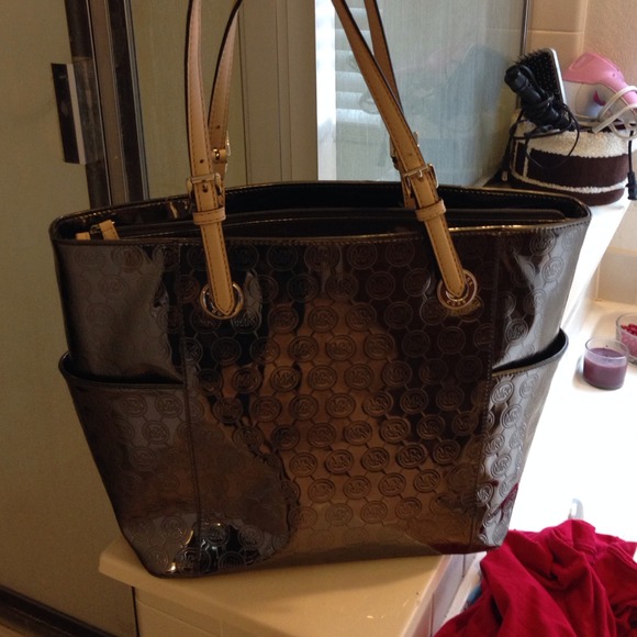 💢SOLD💢 Beautiful mk handbag silver metallic ..:)