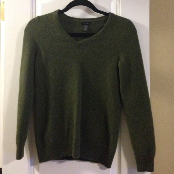 100% Cashmere. Forest Green sweater.