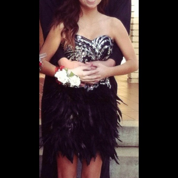 REDUCED! Feather Short Homecoming/ Prom Dress 💕