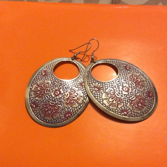 Silver pendant earrings with a hint of red - Picture 1 of 1