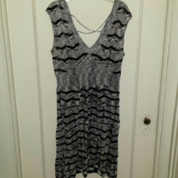 Black & white stretchy dress v neck in the front &