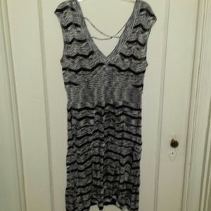 Black & white stretchy dress v neck in the front &