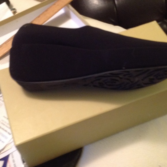 shoes - Picture 3 of 4