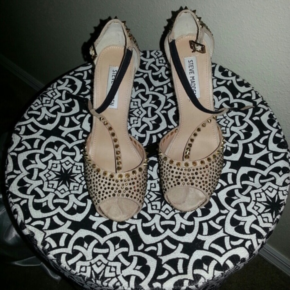 GOLD AND BLACK STEVE MADDEN PEEP TOE PUMPS