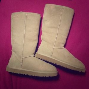 TRADED Amazing condition tall tan UGGS!