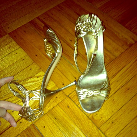 Gucci Shoes - Gucci gold leather sandals!!!!