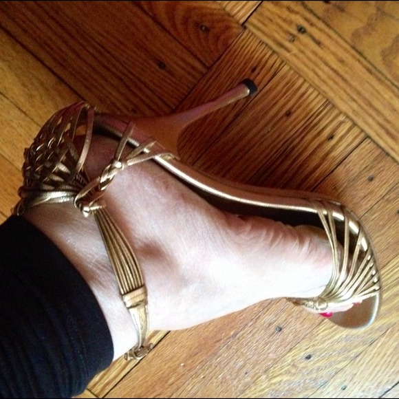 Gucci gold leather sandals!!!! - Picture 4 of 5