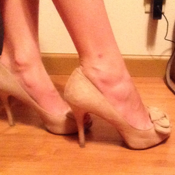 Peep for tan suede heels with bow - Picture 2 of 4