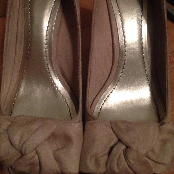 Peep for tan suede heels with bow - Picture 3 of 4