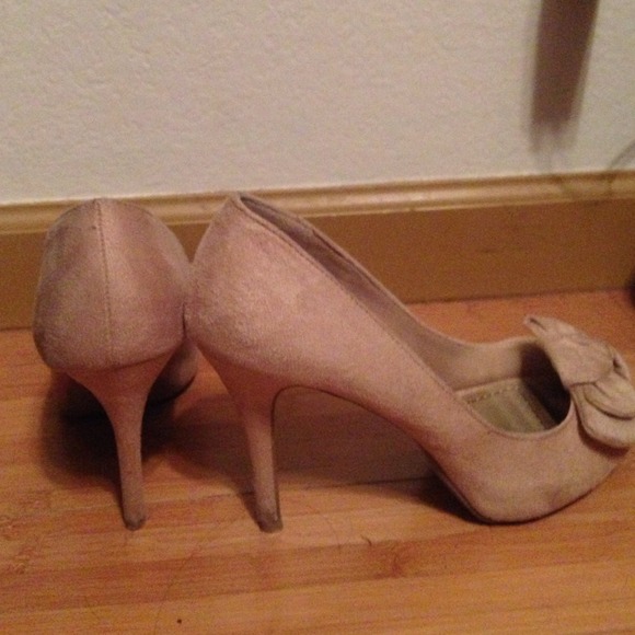 Peep for tan suede heels with bow - Picture 4 of 4