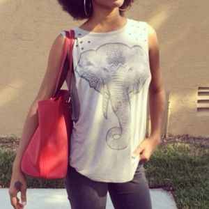 🎉Host Pick 5/18 🎉 Gray back out top w/ elephant